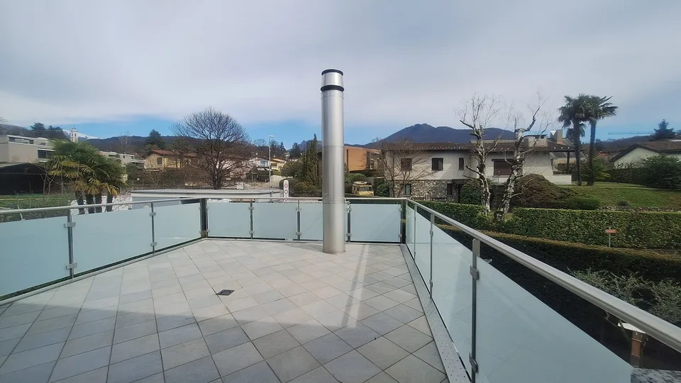 Sonnige, komfortable, elegante, moderne, geräumige Villa mit Garten