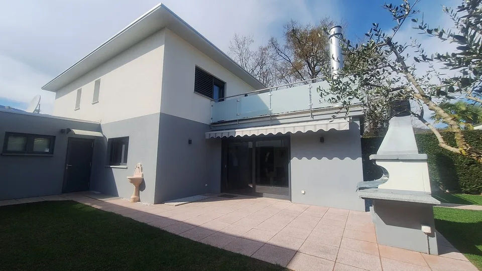 Soleggiata,  Comodità,   Elegante,  Moderna,   Spaziosa Villa con giardino