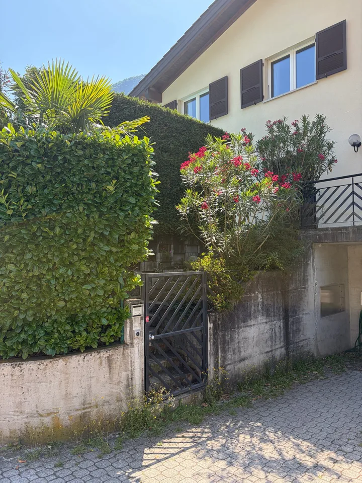 Villa unifamiliale charmante avec piscine, garage double et vue sur le lac