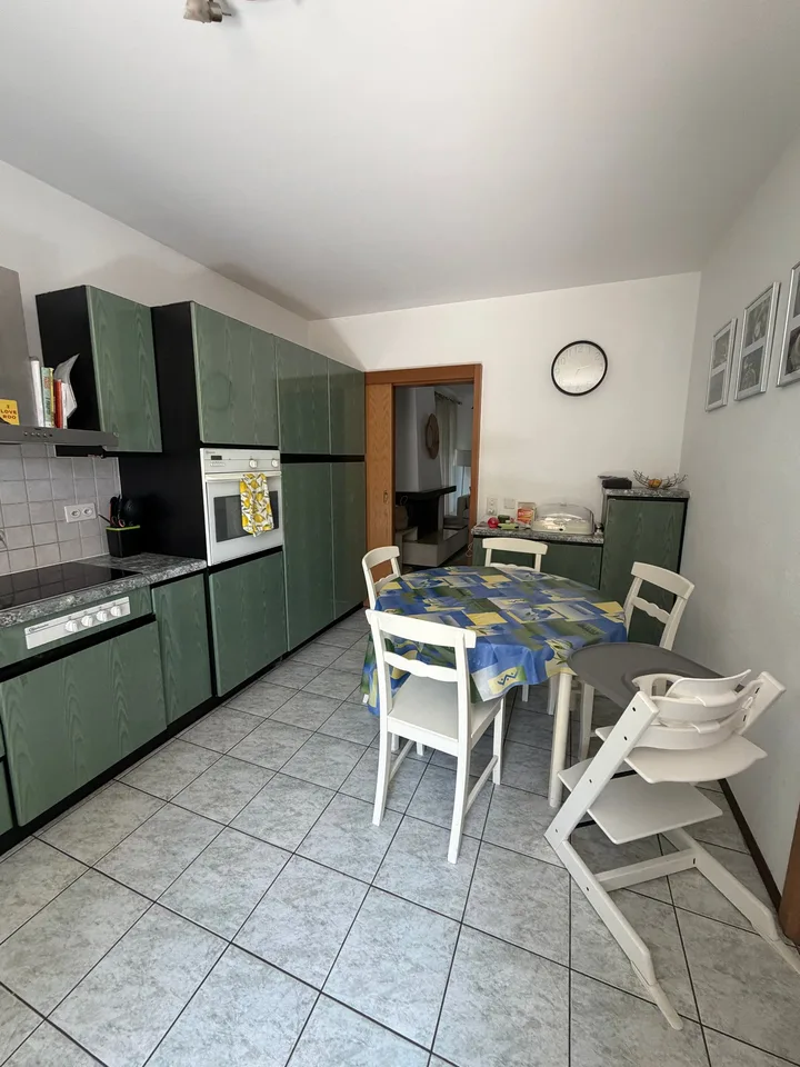 Villa unifamiliale charmante avec piscine, garage double et vue sur le lac