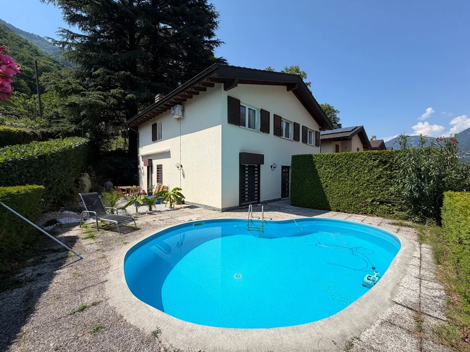 Incantevole villa unifamiliare con piscina, garage doppio e vista lago