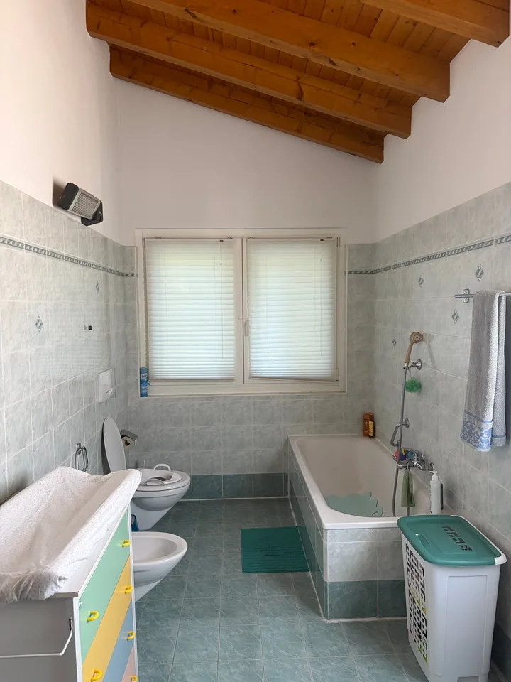 Einzigartige Einfamilienvilla mit Pool, Doppelgarage und Seeblick – Foto 7 von 17