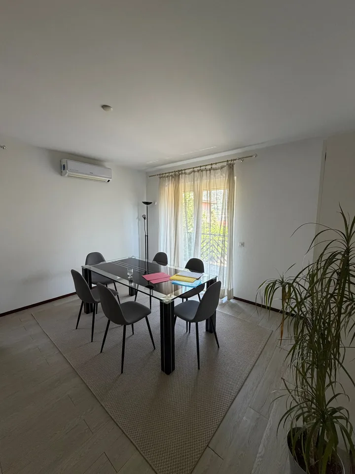 Einzigartige Einfamilienvilla mit Pool, Doppelgarage und Seeblick – Foto 10 von 17