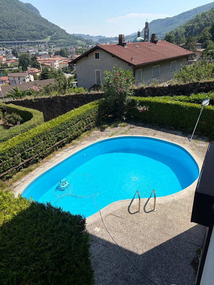 Villa unifamiliale charmante avec piscine, garage double et vue sur le lac