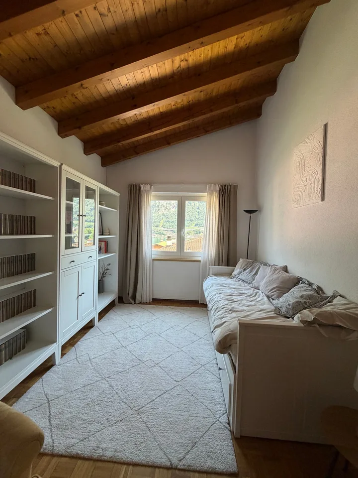Einzigartige Einfamilienvilla mit Pool, Doppelgarage und Seeblick – Foto 9 von 17
