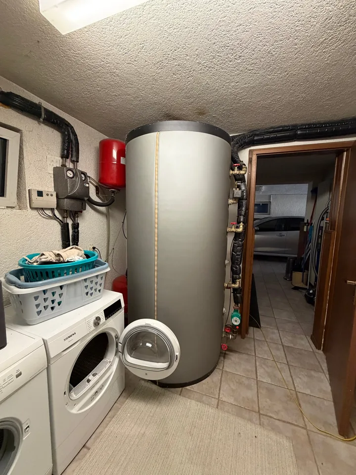 Einzigartige Einfamilienvilla mit Pool, Doppelgarage und Seeblick – Foto 13 von 17