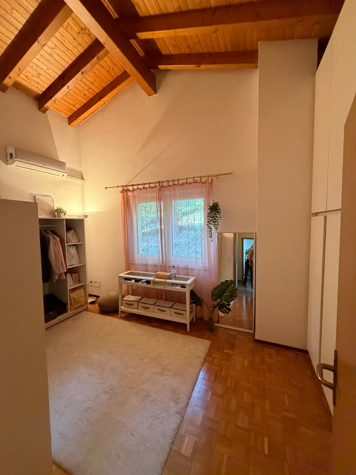 Einzigartige Einfamilienvilla mit Pool, Doppelgarage und Seeblick – Foto 6 von 17