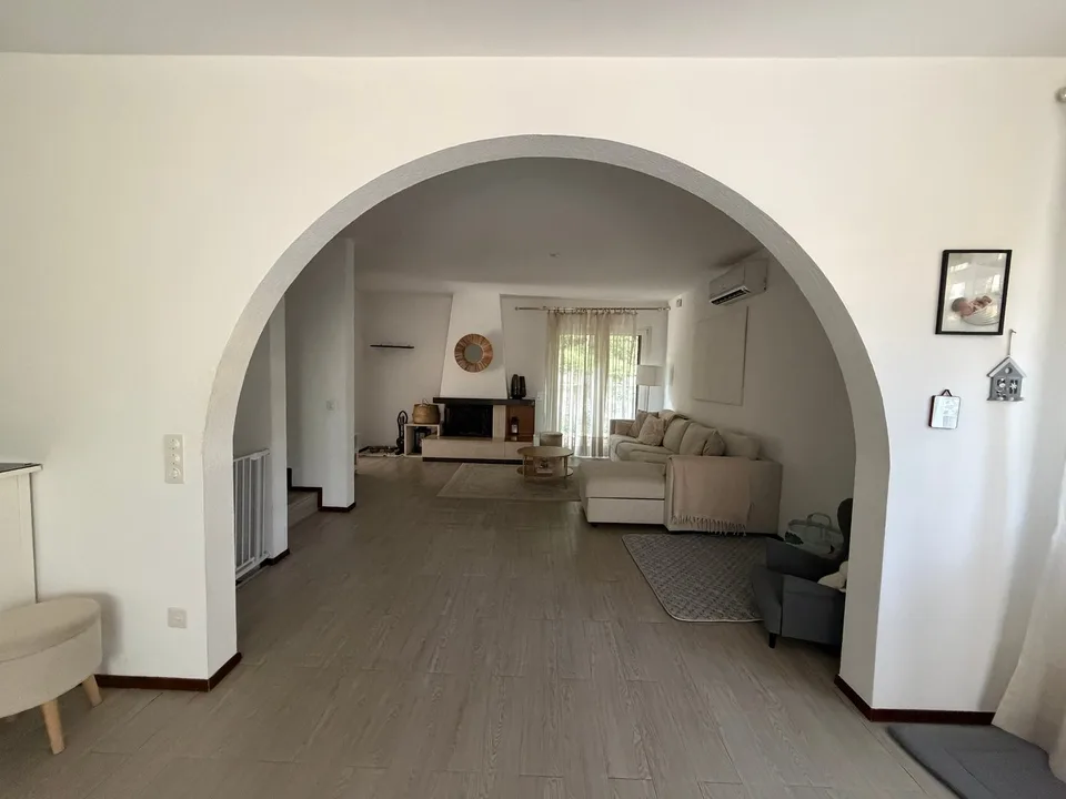 Villa unifamiliale charmante avec piscine, garage double et vue sur le lac