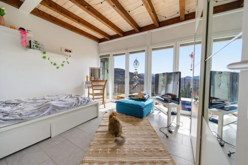 Ampia casa familiare con giardino, vista aperta e sole tutto il giorno