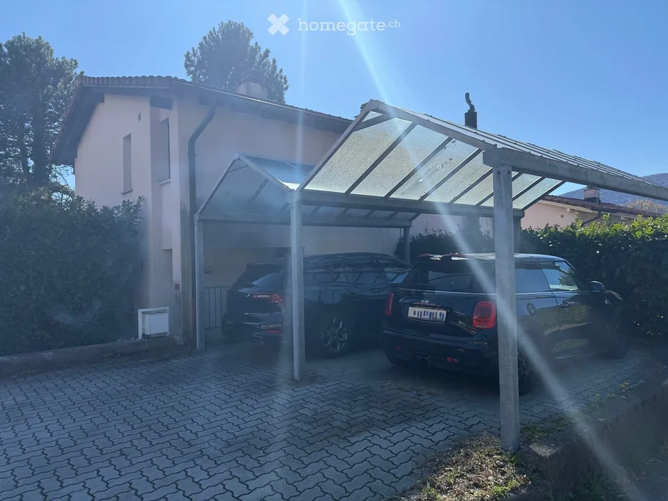 Unabhängige Villa mit großem Grundstück in Cureglia