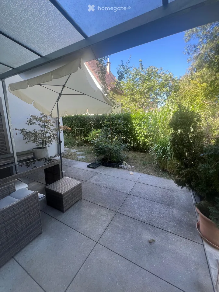 Grosszügige und helle 4.5-Zimmer-Wohnung mit privatem Eingang und grossem Garten