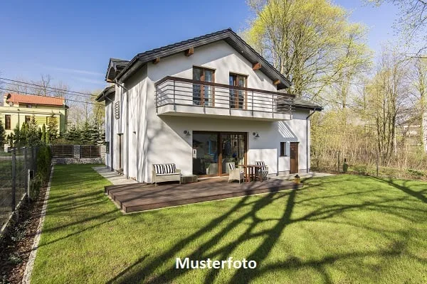*Casa unifamiliare con pollaio e cantina a Capolago*