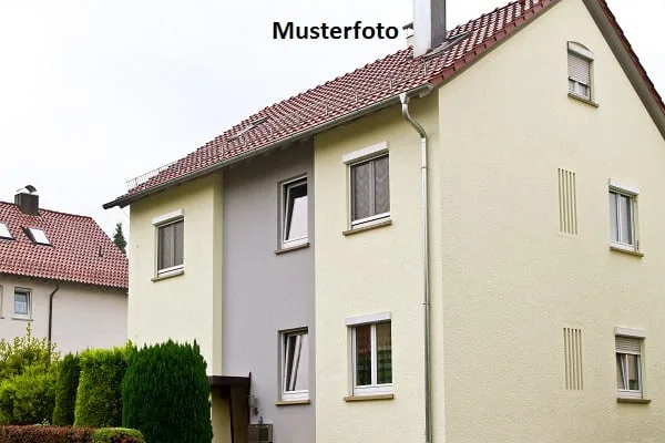 *Mehrfamilienhaus mit Imbiss-Container*