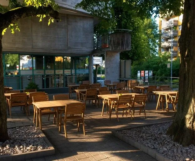 *Restaurant mit 6 Zimmern*