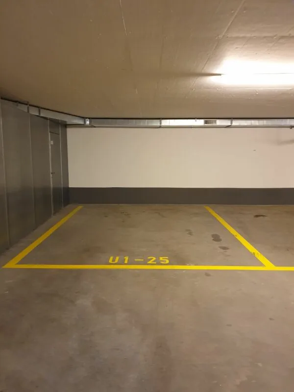 Überbreiter Einstellplatz mit direktem Zugang vom Aussenbereich