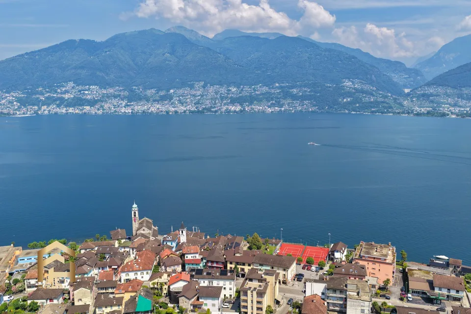 Propriété locative : Maison multifamiliale avec 4 unités résidentielles sur le lac Majeur