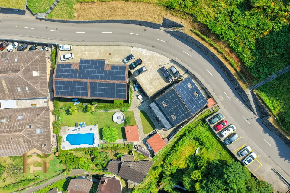 Propriété locative : Maison multifamiliale avec 4 unités résidentielles sur le lac Majeur