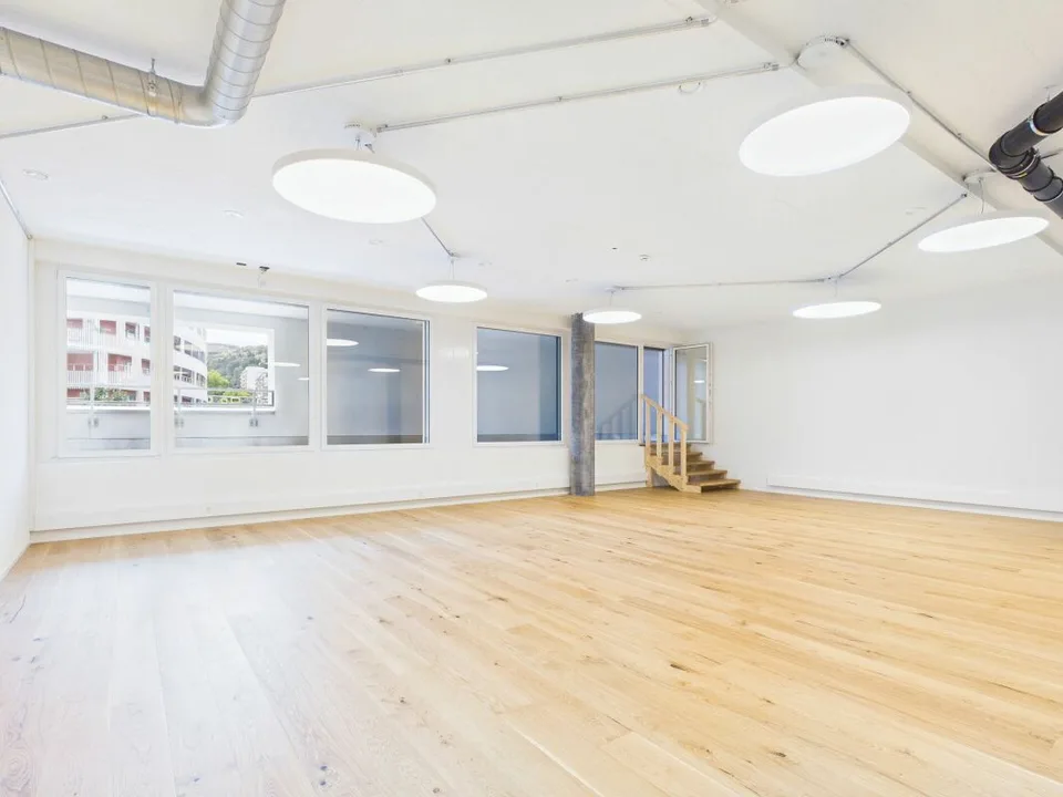 Espace de bureau moderne avec terrasse
