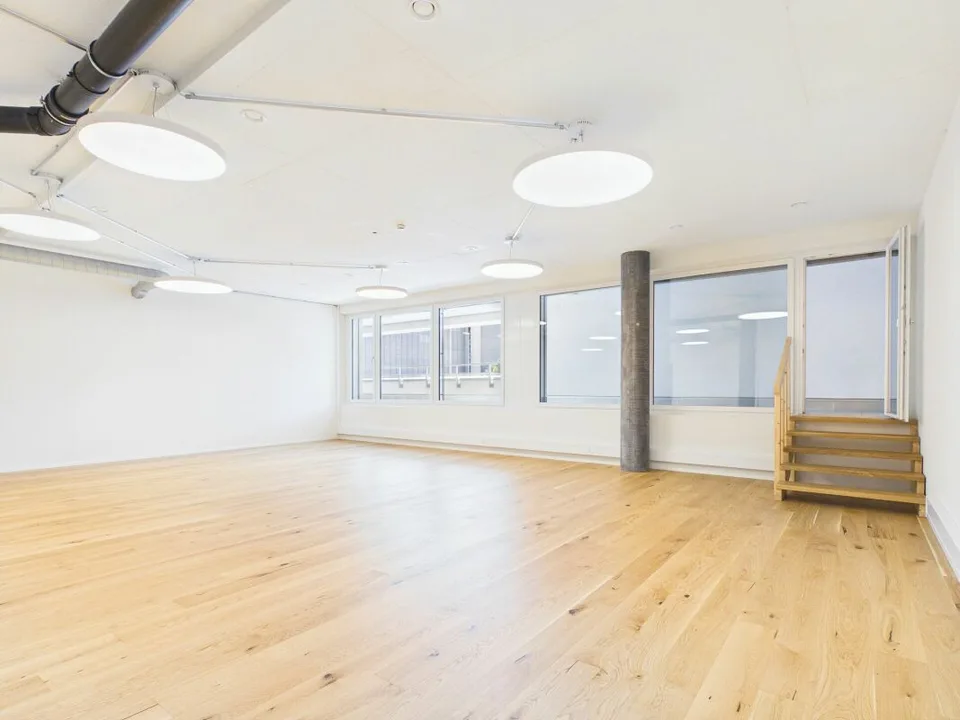 Espace de bureau moderne avec terrasse