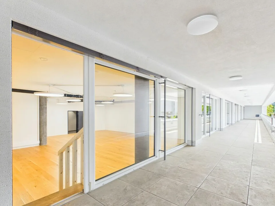 Espace de bureau moderne avec terrasse