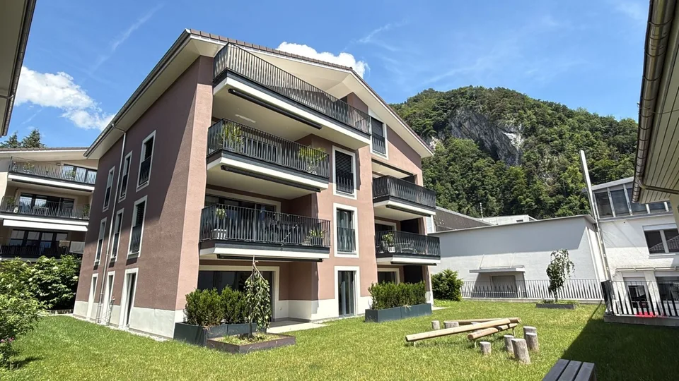 Helle, neue luxuriöse 2½ Zimmer Wohnung (H2) EG mit grossem Sitzplatz
