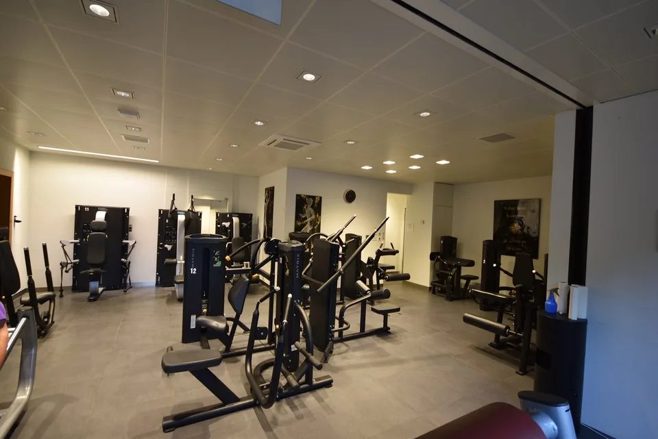 155m2, $290./m2/year – photo 24 of 28