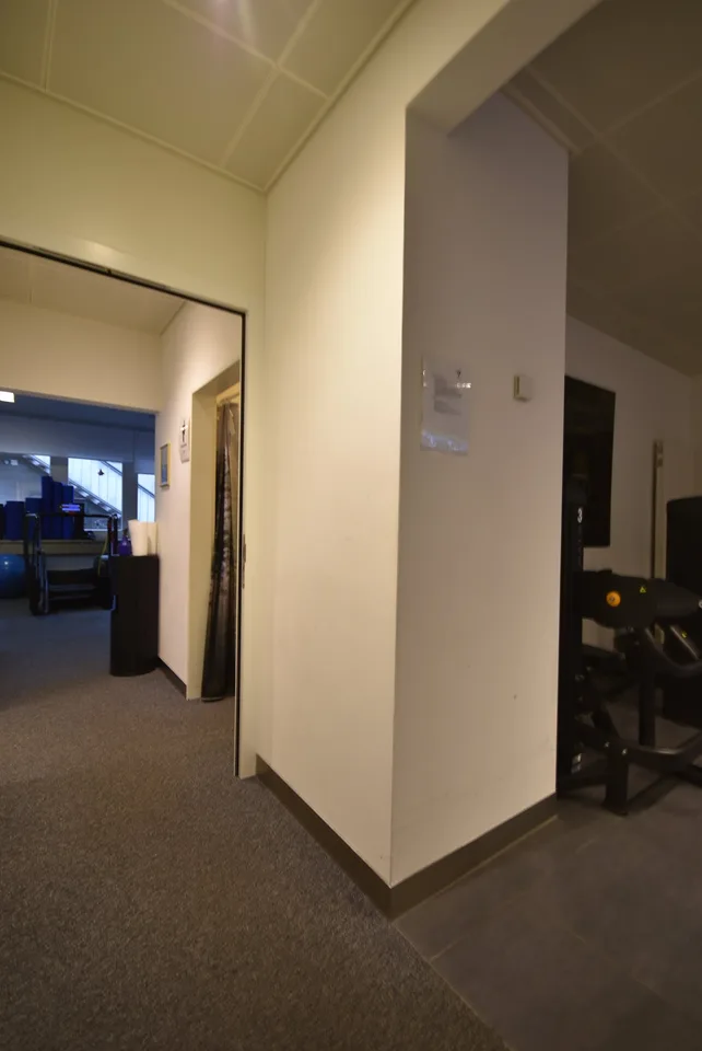 155m2, $290./m2/year – photo 9 of 28