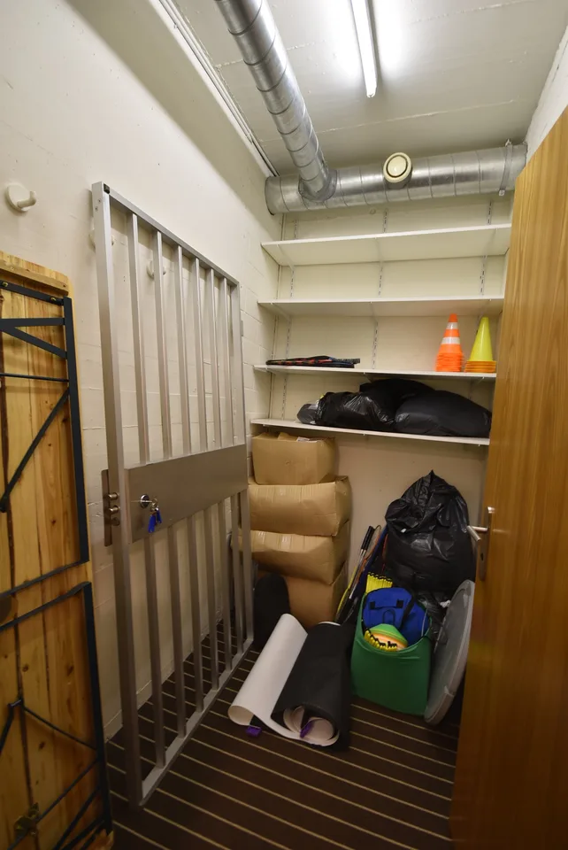 155m2, $290./m2/year – photo 20 of 28