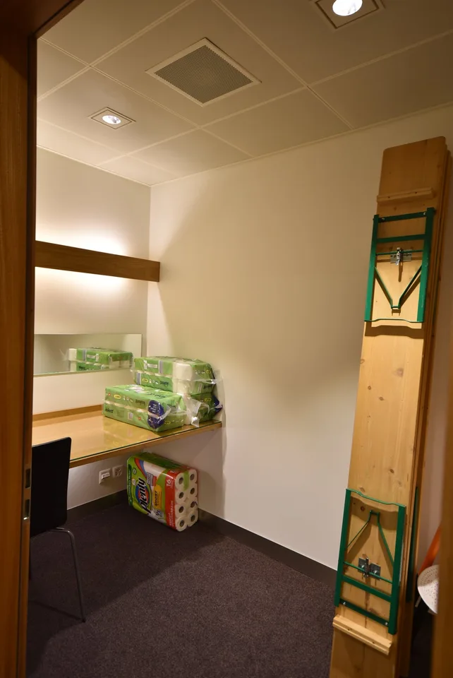155m2, $290./m2/year – photo 18 of 28