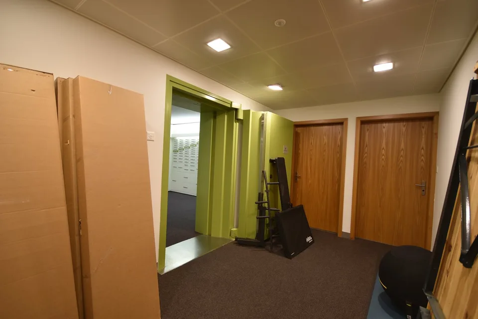155m2, $290./m2/year – photo 22 of 28