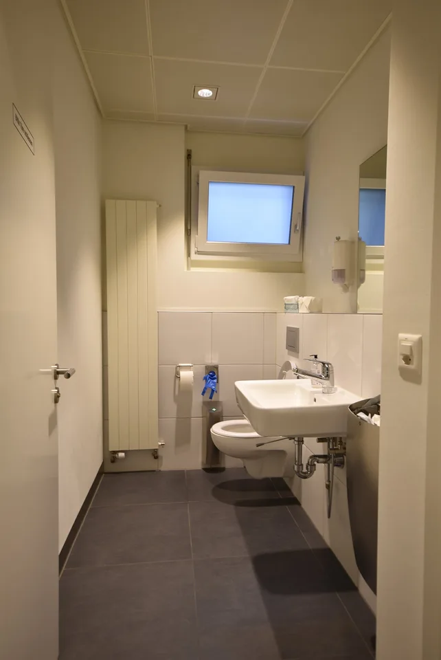 155m2, $290./m2/year – photo 8 of 28