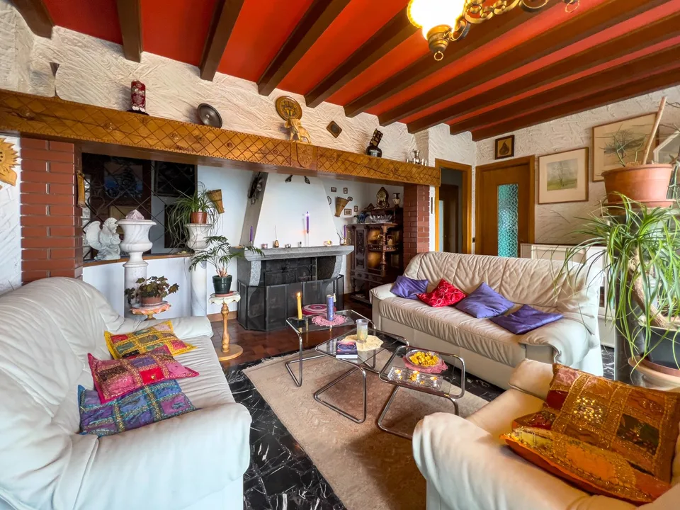 Casa unifamiliare con grande terreno ad Agra