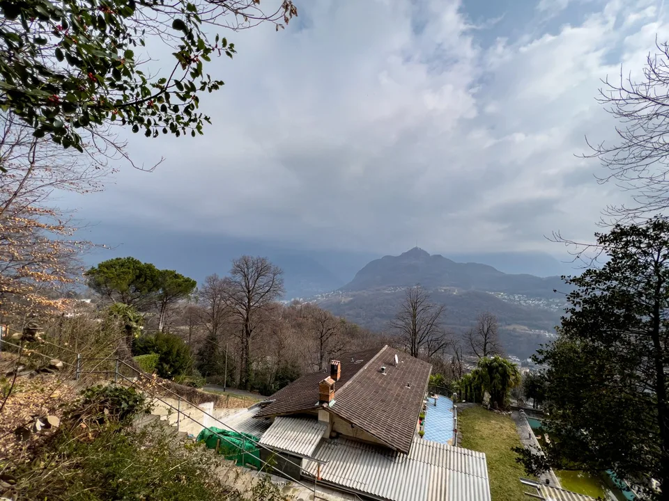 Casa unifamiliare con grande terreno ad Agra