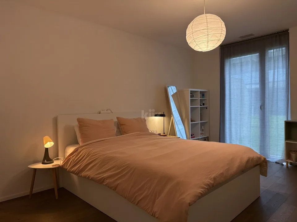 Prachtvolle neuere Wohnung mit Terrasse und großem Garten