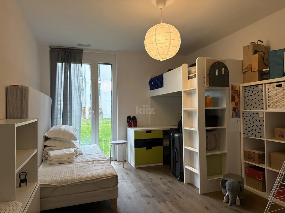 Prachtvolle neuere Wohnung mit Terrasse und großem Garten