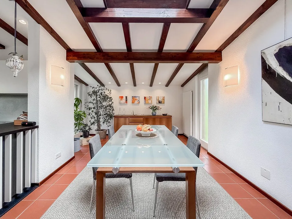 Elegante casa con giardino a Collina d’Oro