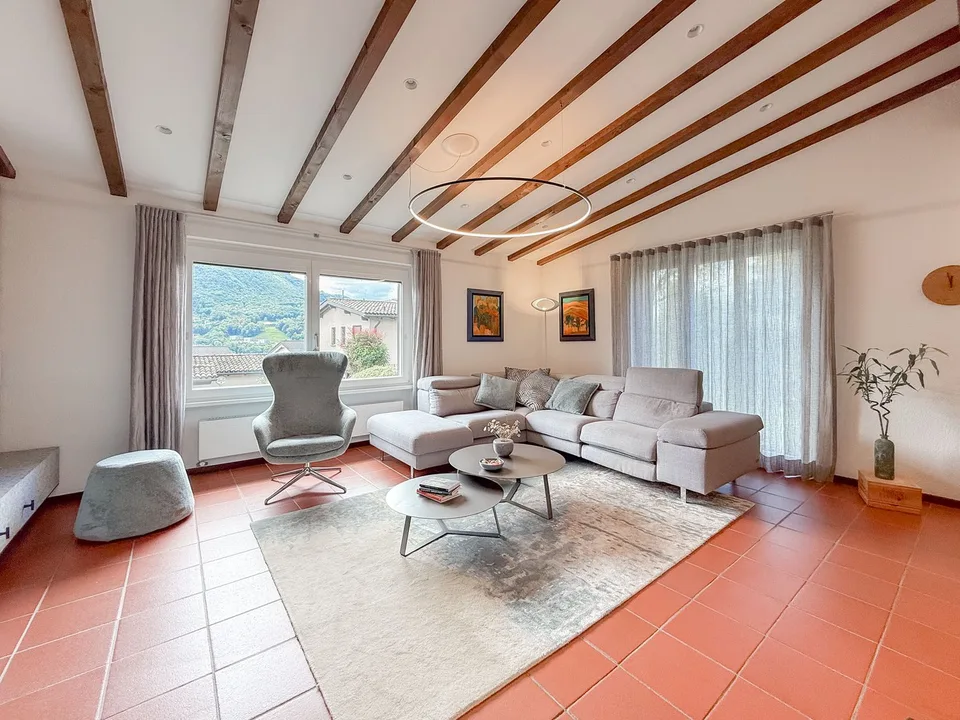 Elegante casa con giardino a Collina d’Oro