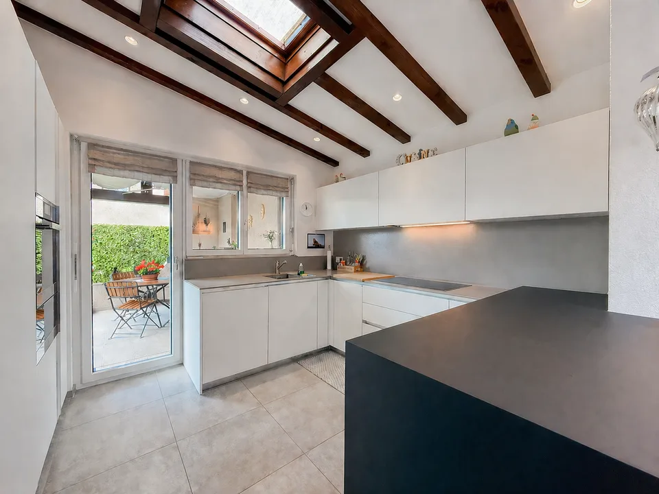 Elegante casa con giardino a Collina d’Oro