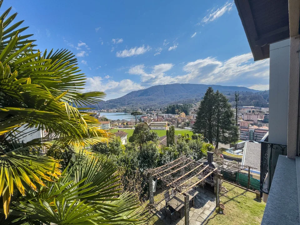 Casa con tre appartamenti vista lago a Ponte Tresa