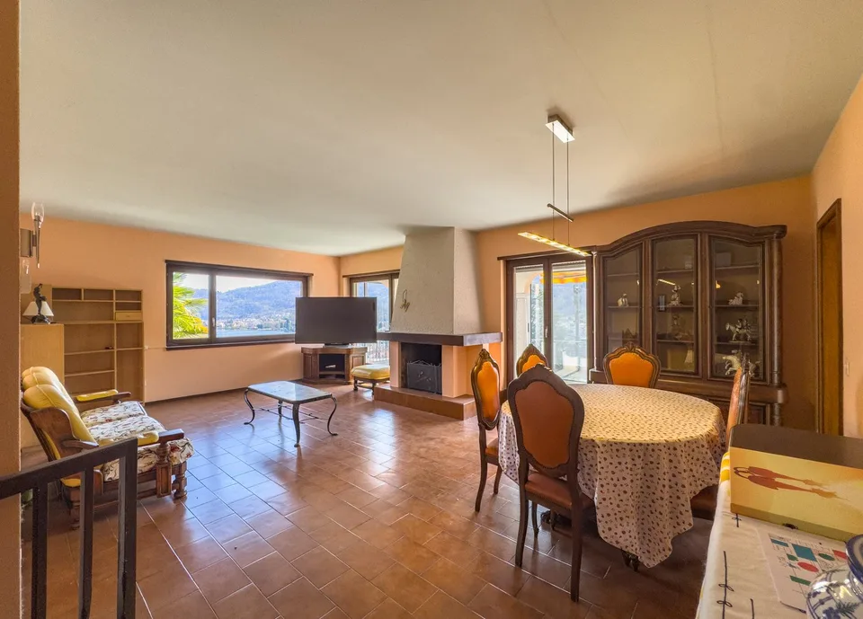 Casa con tre appartamenti vista lago a Ponte Tresa