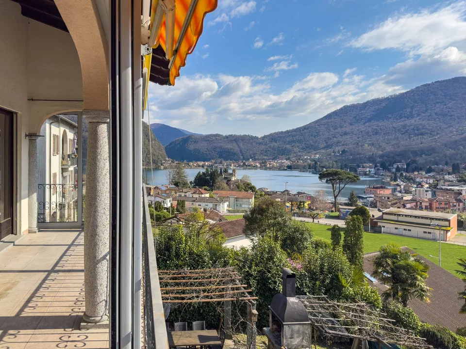 Casa con tre appartamenti vista lago a Ponte Tresa