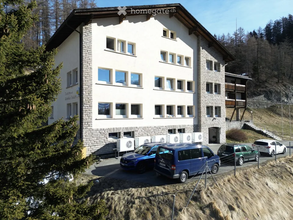 Grosszügiges Wohn- und Geschäftsgebäude in idyllischer Berglage Marmorera