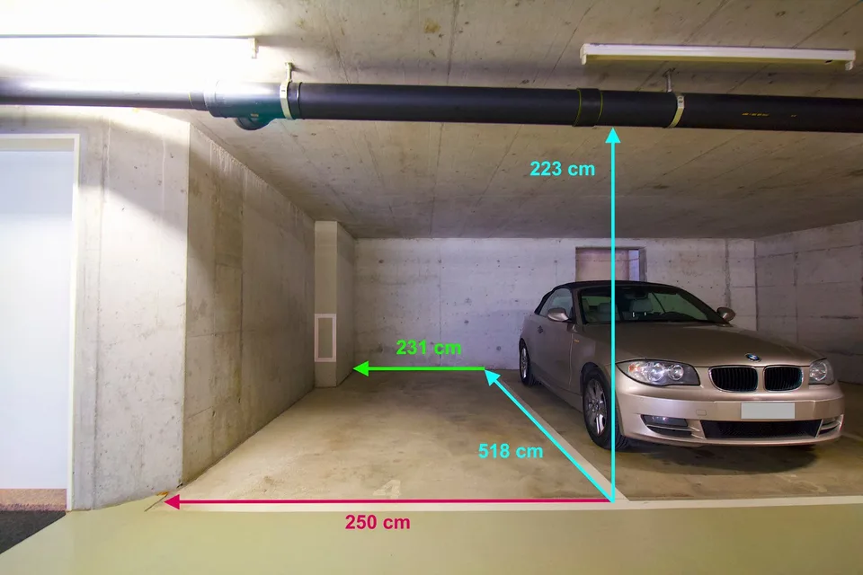 Parkplatz in der Nähe des Bahnhofs FFS-Lugano, Radio RSI-Studio, Moncucco-Klinik