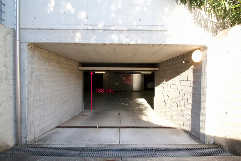 Parkplatz in der Nähe des Bahnhofs FFS-Lugano, Radio RSI-Studio, Moncucco-Klinik