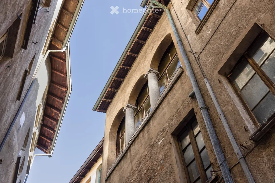 Historic building with construction permit directly on Lake Lugano