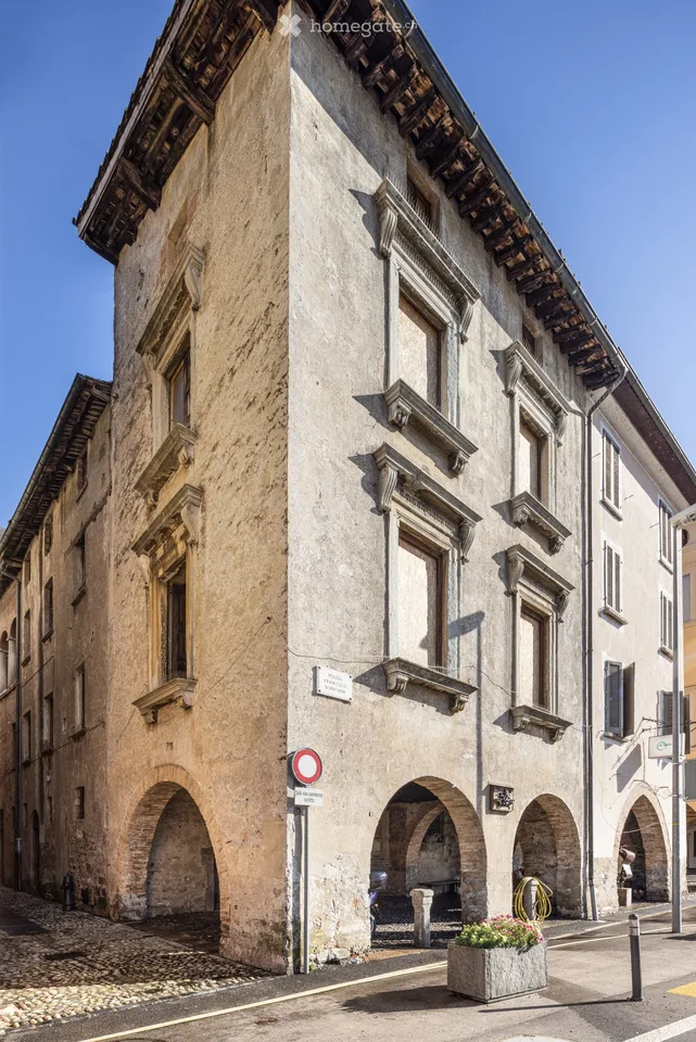 Historic building with construction permit directly on Lake Lugano