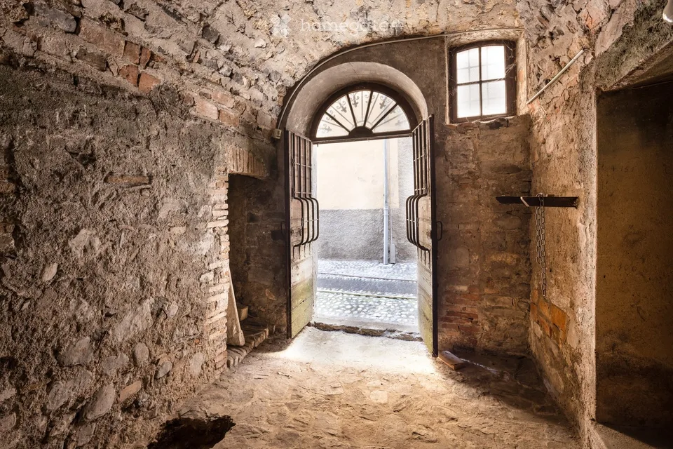 Historic building with construction permit directly on Lake Lugano