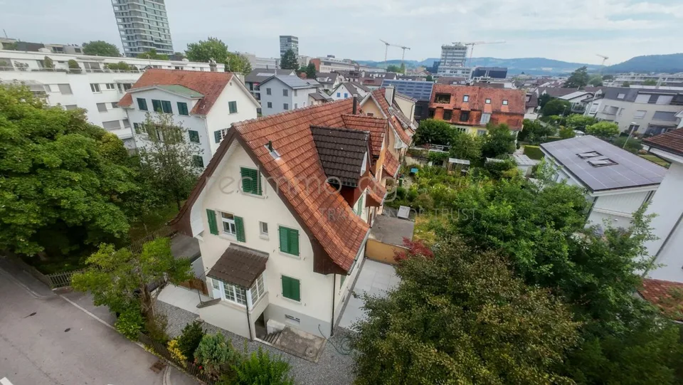 Stilvoll renovierte 4.5-Zimmer-Doppelhaushälfte mit Privatgarten an begehrter Lage in Zug