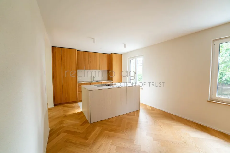 Stilvoll renovierte 4.5-Zimmer-Doppelhaushälfte mit Privatgarten an begehrter Lage in Zug