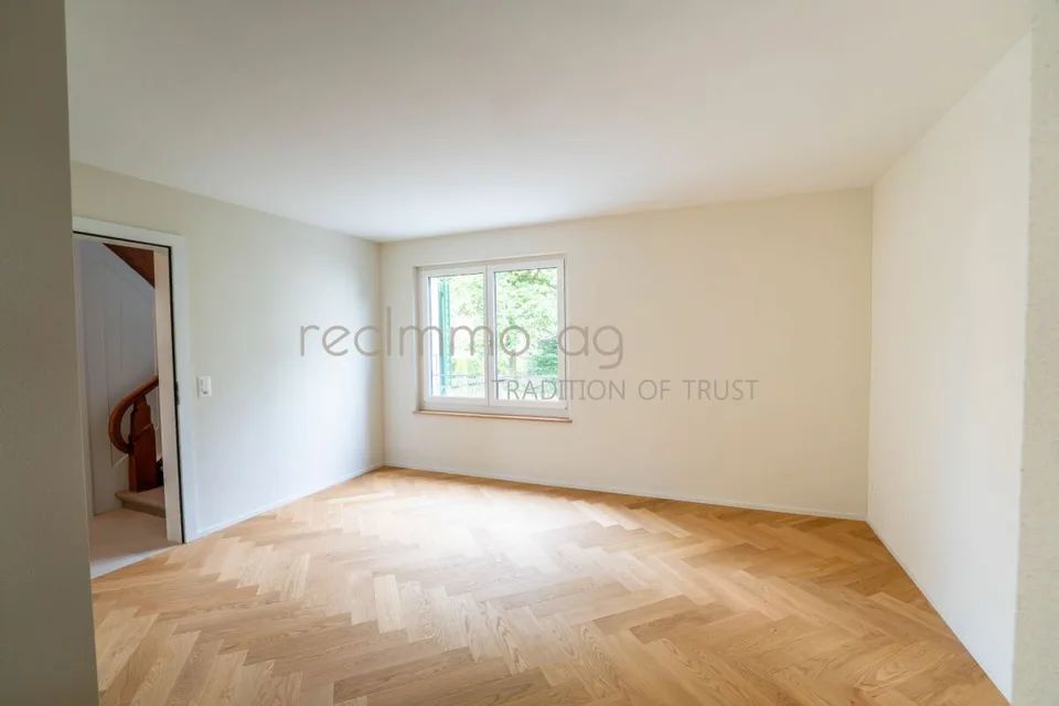 Stilvoll renovierte 4.5-Zimmer-Doppelhaushälfte mit Privatgarten an begehrter Lage in Zug